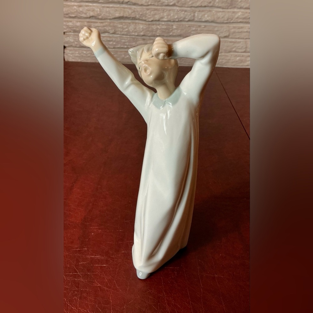 Vtge Lladro Boy Yawning Sculpture 4870-Glazed Porcelain-Collectible-Handcrafted